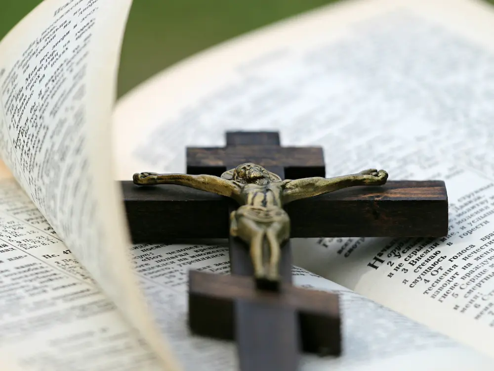 Crucifijo sobre la Biblia