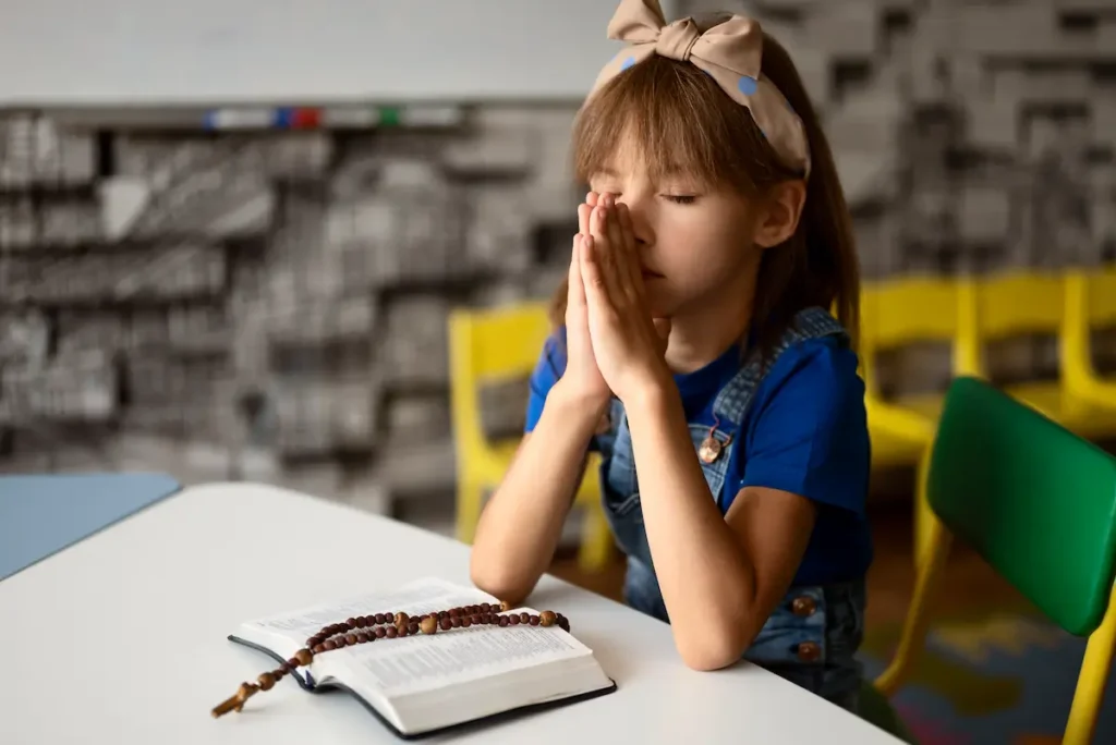 Niño orando en la catequesis
